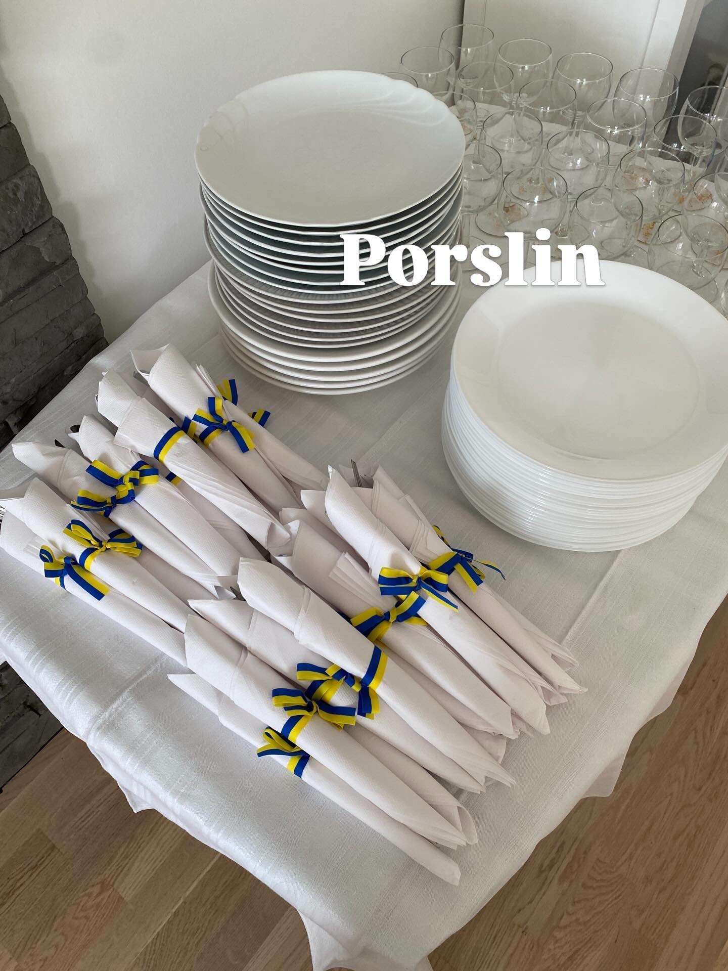 TIPS TILL STUDENTEN 🎓

Åren går snabbt och nu har vi en student igen 💙💛

Delar några tips från vårt förra firande 🎉 

Pynt
Välj en färg och gå på det temat. Vi valde blått och gult på ballonger och dukning. Köp ett ballongband med små hål i för ballongdekorationer. Ett enkelt sätt att skapa fina bågar eller girlanger. Finns att köpa lite varstans, såg t.ex. att Dollarstore har.

Servetter
Köp vita lite tjockare servetter, vira in besticken och knyt ihop med blågula band. Känns lyxigt och blir fint.

Porslin
Om du inte har tillräckligt många tallrikar och vill ha en annan känsla än papperstallrikar, låna ihop porslin och glas eller hyr. Det blir visserligen mer disk, men vi stoppade ner allt i en stor back och tog hand om disken dagen efter.

Mat
Förbered så mycket som möjligt i förväg. Vi valde kall buffé och lagade lite eftersom. En del saker går till och med att göra långt innan och frysa in. All mat hittar ni i mina höjdpunkter, under Buffé.

Har du någon student i år? Upp med en hand 🙋🏼‍♀️

#student #studentmottgning #sommarfest #buffé