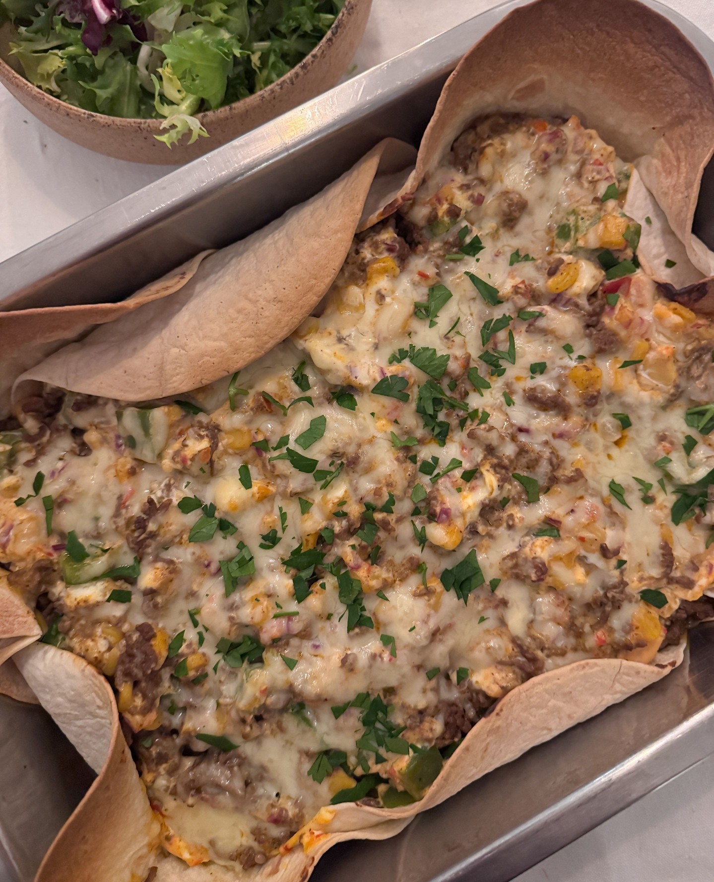 TACOFEST 🎉⁠
⁠
Inget grillväder i sikte, då festar vi med tacopaj 🌟⁠
⁠
Tacopaj med tortillabotten⁠
⁠
Ca 6 bitar⁠
6 tortillabröd medium⁠
600 g nötfärs⁠
1 påse tacokrydda⁠
1 liten burk majs⁠
1 paprika⁠
1 liten rödlök⁠
2 dl lätt crème fraiche paprika & chili⁠
200 g Philadelphiaost⁠
Några nävar riven mozzarella⁠
⁠
GÖR SÅ HÄR:⁠
⁠
1) Sätt ugnen på 200 grader.⁠
⁠
2) Stek nötfärsen med tacokrydda.⁠
Lägg ut tortillabröd lite omlott i en smord ugnsform så de täcker botten och sticker upp en bit på kanterna.⁠
⁠
3) Lägg sedan i tacofärs, majs, tärnad paprika, finhackad rödlök, crème fraiche och Philadelphiaost. Blanda väl och toppa med riven ost.⁠
⁠
4) Ställ in i ugnen i cirka 20 minuter eller tills osten fått fin färg.⁠
⁠
5) Servera med sallad och andra goda tillbehör som t.ex. tacosås, guacamole, ostsås och tacochips. ⁠
⁠