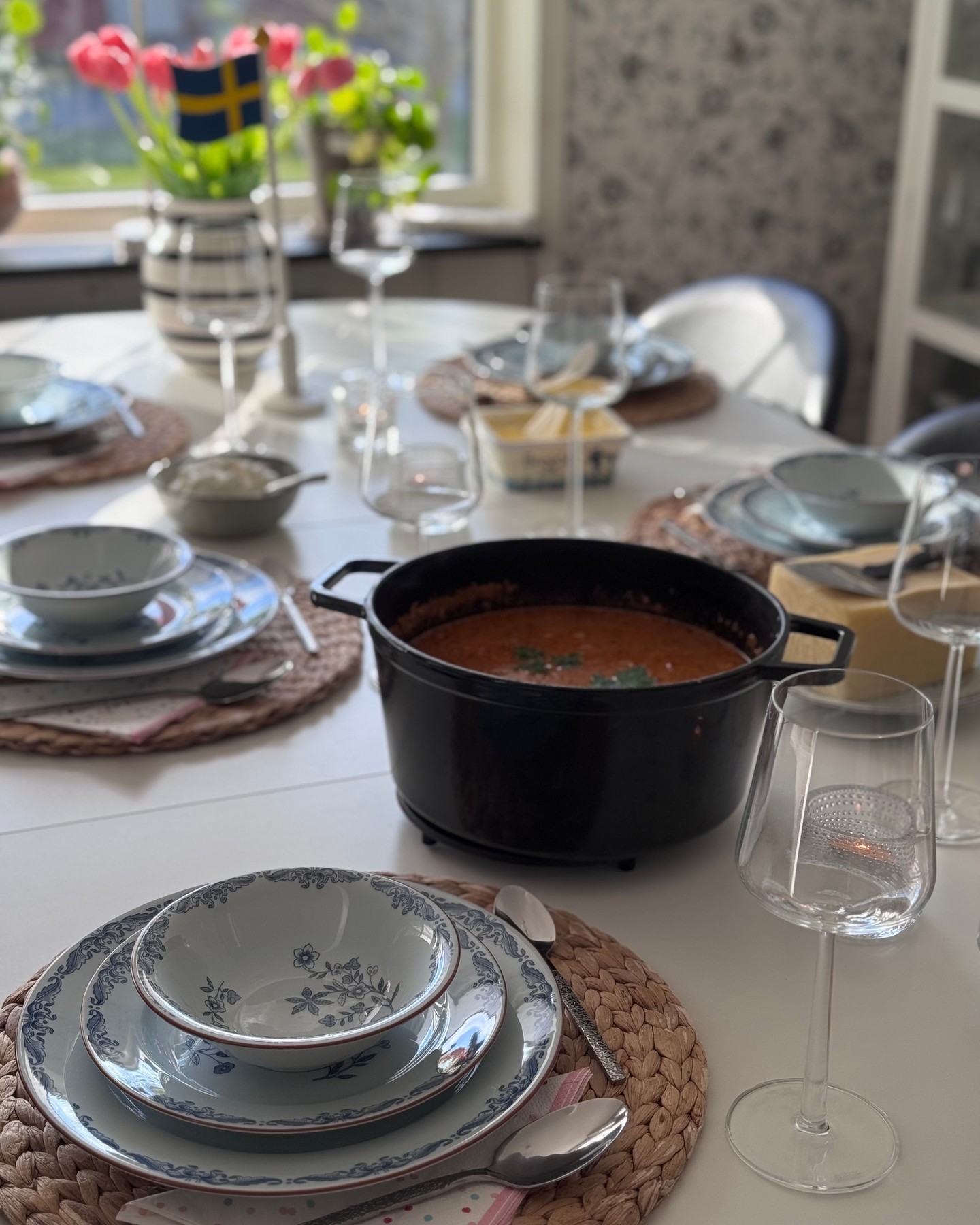 MÅNDAGSPREPP 🤠⁠
⁠
En favoritsoppa i familjen som funkar precis lika bra en vardag som en bjudmiddag. Vi bjöd till exempel på den när Milly fyllde år härom veckan. Den är enkel att förbereda dagen innan och blir väldigt trevlig tillsammans med olika tillbehör.⁠
⁠
Cowboysoppa⁠
⁠
4-6 personer
500 g valfri färs – nötfärs/blandfärs/vego
4 potatisar
1 röd paprika
1 gul lök
1 vitlöksklyfta
3 msk tomatpuré
1 dl passerade tomater
2 köttbuljongtärningar
2 tsk torkad oregano
1 liten burk msk majs
2 1/2 dl grädde
5 dl mjölk
1 tsk soja
Salt & peppar⁠
⁠
Tillbehör⁠
Turkisk yoghurt⁠
Vitlöksbröd⁠
Persilja⁠
⁠
GÖR SÅ HÄR:
⁠
1) Finhacka lök och vitlök, tärna paprikan samt skala och tärna potatisen.⁠
⁠
2) Fräs löken i lite smör eller rapsolja. Tillsätt vitlöken och fräs ytterligare en liten stund tills löken mjuknar. Tillsätt färsen och bryn tills färsen har tagit färg. Tillsätt potatisen och paprikan och låt fräsa med en liten stund. Tillsätt tomatpuré, passerade tomater, salt, peppar, oregano, majs och smula ner köttbuljongtärningar. Rör om och sänk värmen. Låt puttra någon minut.
⁠
3) Tillsätt grädde, mjölk och eventuellt lite soja. Låt allt puttra ca 15-20 minuter.⁠
⁠
4) Smaka av och tillsätt mer kryddor eller soja om det behövs. Toppa eventuellt med lite persilja och servera med en klick turkisk yoghurt och ett gott bröd.