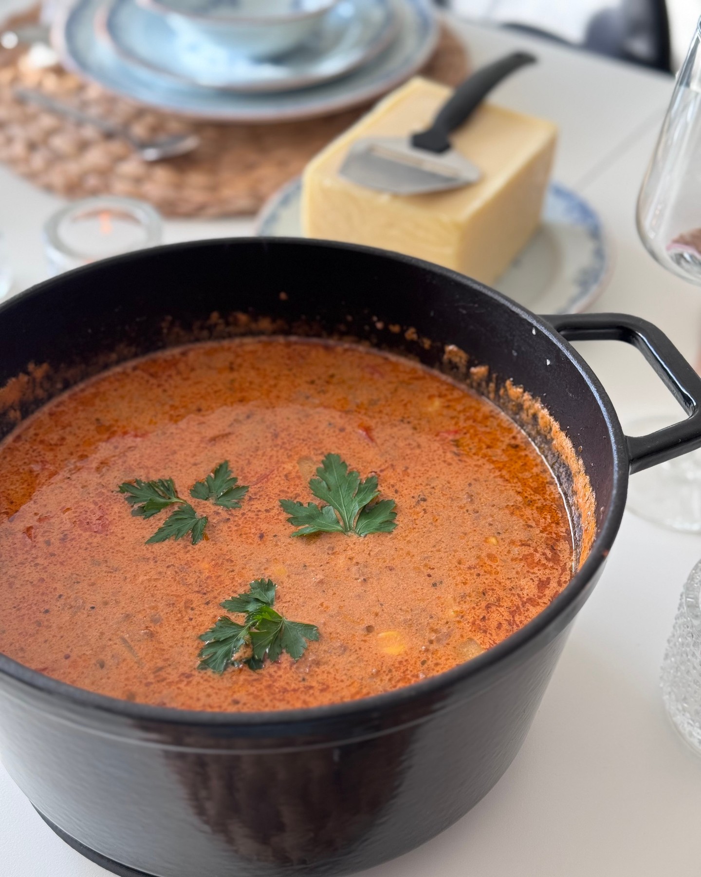 MÅNDAGSPREPP 🤠⁠
⁠
En favoritsoppa i familjen som funkar precis lika bra en vardag som en bjudmiddag. Vi bjöd till exempel på den när Milly fyllde år härom veckan. Den är enkel att förbereda dagen innan och blir väldigt trevlig tillsammans med olika tillbehör.⁠
⁠
Cowboysoppa⁠
⁠
4-6 personer
500 g valfri färs – nötfärs/blandfärs/vego
4 potatisar
1 röd paprika
1 gul lök
1 vitlöksklyfta
3 msk tomatpuré
1 dl passerade tomater
2 köttbuljongtärningar
2 tsk torkad oregano
1 liten burk msk majs
2 1/2 dl grädde
5 dl mjölk
1 tsk soja
Salt & peppar⁠
⁠
Tillbehör⁠
Turkisk yoghurt⁠
Vitlöksbröd⁠
Persilja⁠
⁠
GÖR SÅ HÄR:
⁠
1) Finhacka lök och vitlök, tärna paprikan samt skala och tärna potatisen.⁠
⁠
2) Fräs löken i lite smör eller rapsolja. Tillsätt vitlöken och fräs ytterligare en liten stund tills löken mjuknar. Tillsätt färsen och bryn tills färsen har tagit färg. Tillsätt potatisen och paprikan och låt fräsa med en liten stund. Tillsätt tomatpuré, passerade tomater, salt, peppar, oregano, majs och smula ner köttbuljongtärningar. Rör om och sänk värmen. Låt puttra någon minut.
⁠
3) Tillsätt grädde, mjölk och eventuellt lite soja. Låt allt puttra ca 15-20 minuter.⁠
⁠
4) Smaka av och tillsätt mer kryddor eller soja om det behövs. Toppa eventuellt med lite persilja och servera med en klick turkisk yoghurt och ett gott bröd.