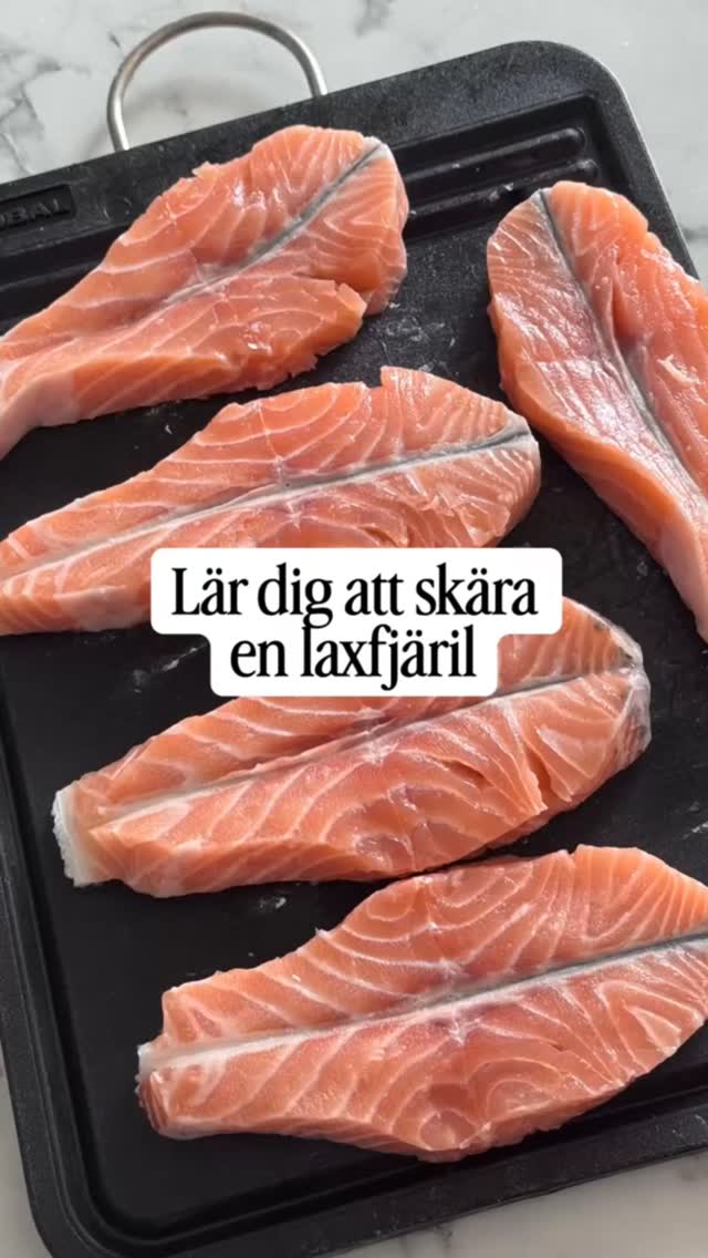 Så här skär du enkelt fjärilskotletter av en laxsida ☀️

Passa på att köpa när det är extrapris, skär och tillaga direkt eller frys in och ta fram vid ett senare tillfälle 💸

Så gott att grilla och till exempel toppa en grekisk sallad med 🔥

Lämna ett ❤️ om du vill ha fler såna här tips.