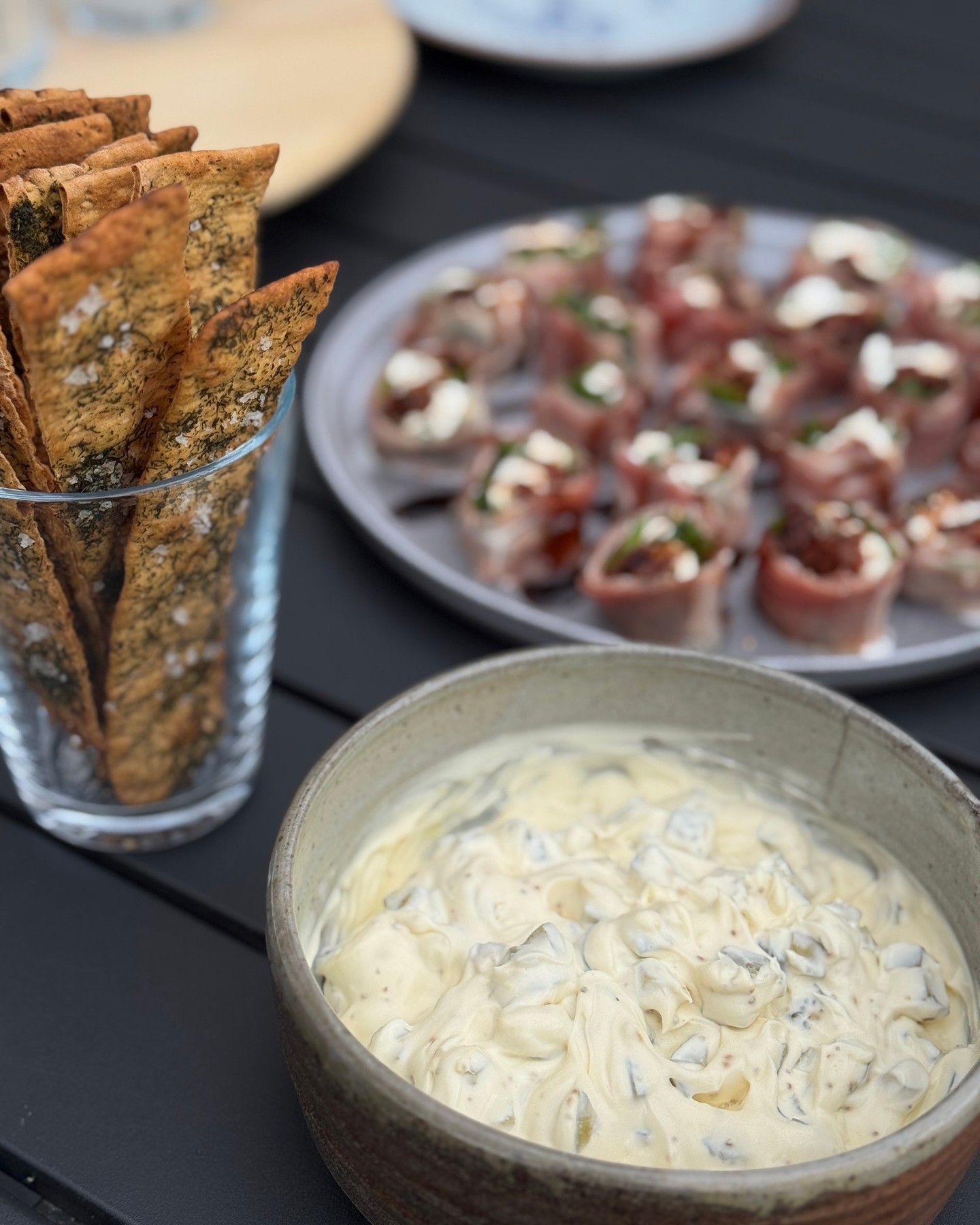 TRE FAVORITER MED SMETANA OCH SALTGURKA 🥒🥂⁠
⁠
Alltså de här smakerna ihop 🙌🏼. Går att servera på många olika sätt. Här är mina favoriter.⁠
⁠
En som serveras som krustad, en som dipp och den tredje som en stubbe.⁠
⁠
För utförlig beskrivning, se länk högst upp i profilen eller gå in på welife.biz