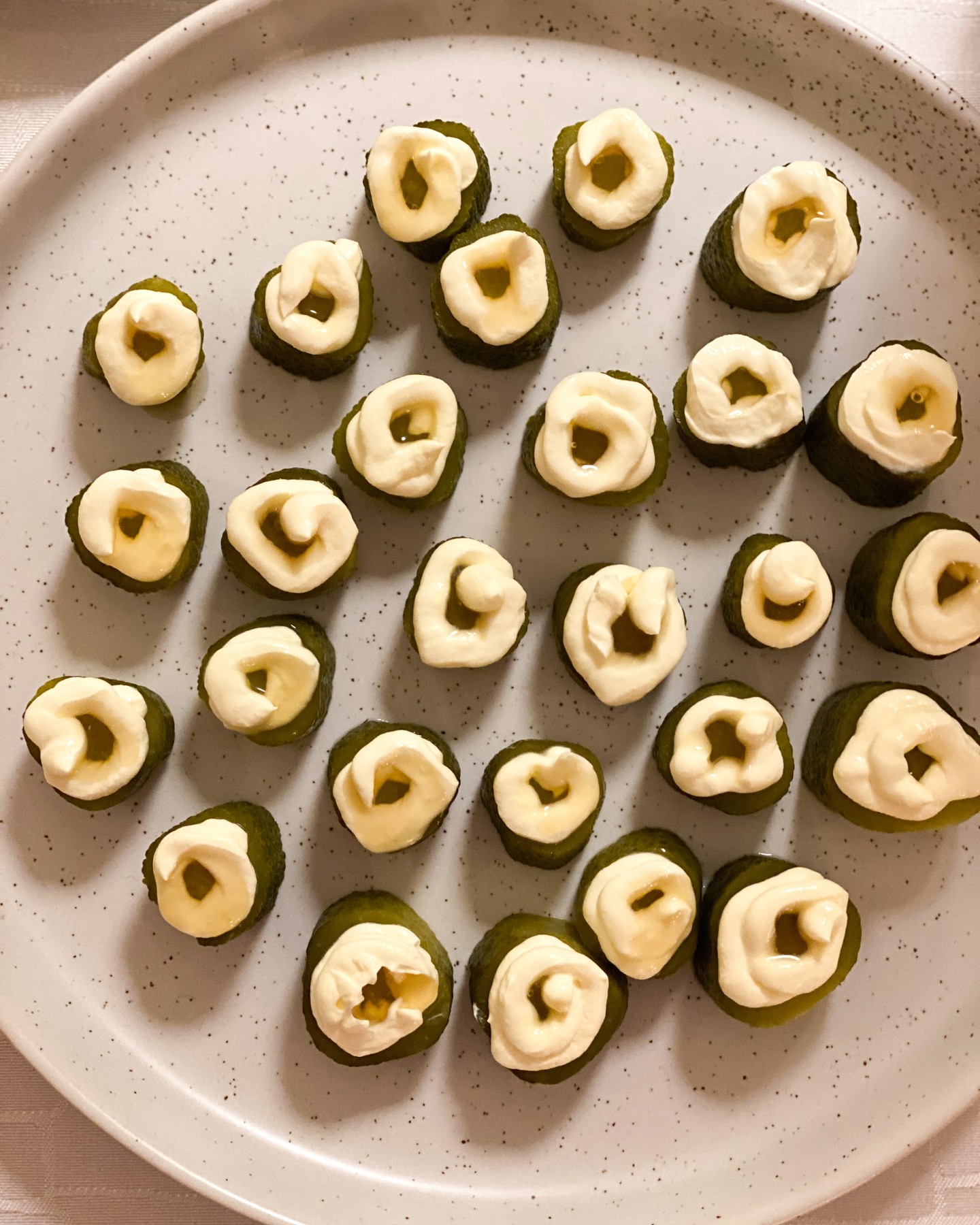 TRE FAVORITER MED SMETANA OCH SALTGURKA 🥒🥂⁠
⁠
Alltså de här smakerna ihop 🙌🏼. Går att servera på många olika sätt. Här är mina favoriter.⁠
⁠
En som serveras som krustad, en som dipp och den tredje som en stubbe.⁠
⁠
För utförlig beskrivning, se länk högst upp i profilen eller gå in på welife.biz