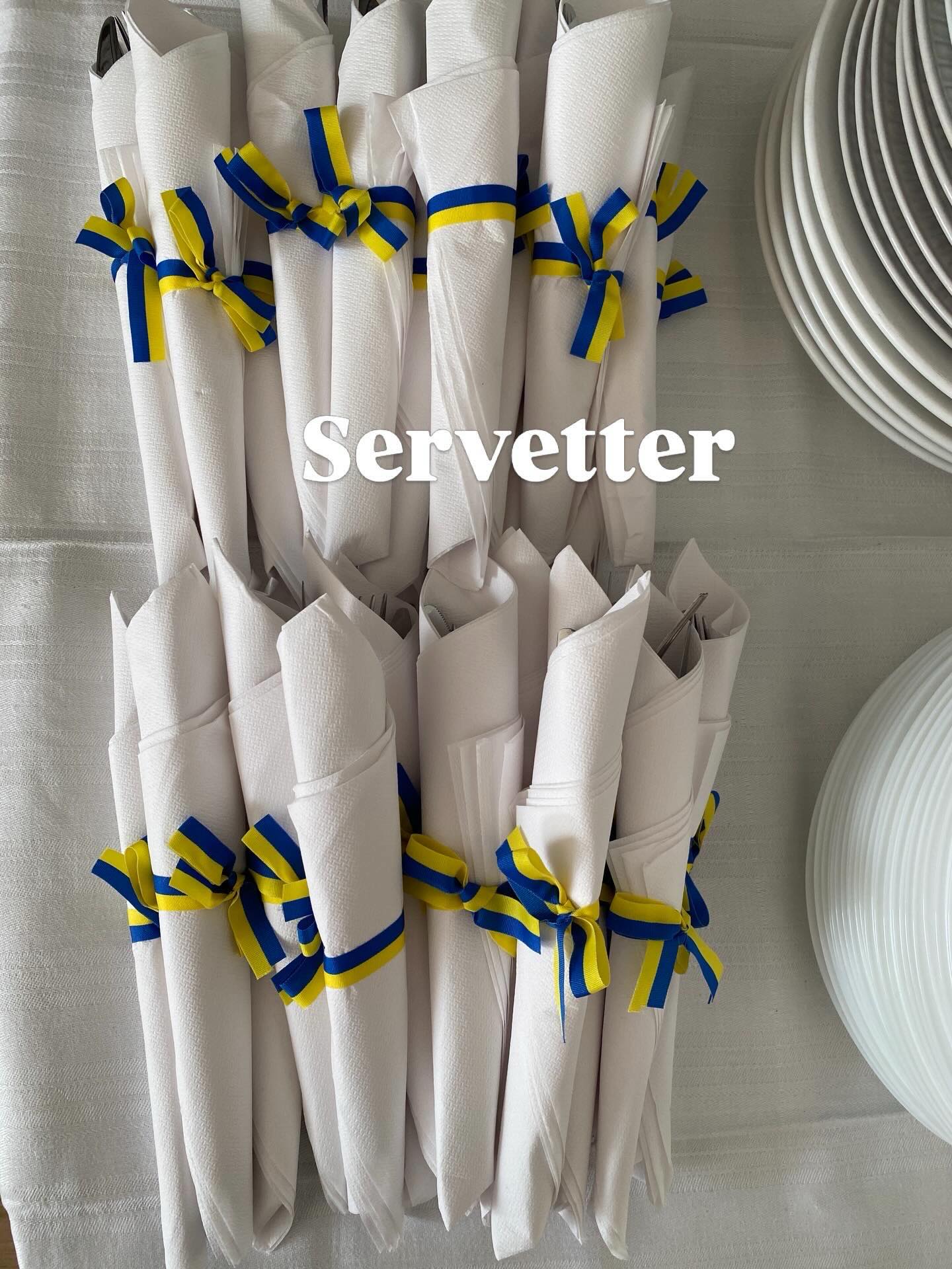 TIPS TILL STUDENTEN 🎓

Åren går snabbt och nu har vi en student igen 💙💛

Delar några tips från vårt förra firande 🎉 

Pynt
Välj en färg och gå på det temat. Vi valde blått och gult på ballonger och dukning. Köp ett ballongband med små hål i för ballongdekorationer. Ett enkelt sätt att skapa fina bågar eller girlanger. Finns att köpa lite varstans, såg t.ex. att Dollarstore har.

Servetter
Köp vita lite tjockare servetter, vira in besticken och knyt ihop med blågula band. Känns lyxigt och blir fint.

Porslin
Om du inte har tillräckligt många tallrikar och vill ha en annan känsla än papperstallrikar, låna ihop porslin och glas eller hyr. Det blir visserligen mer disk, men vi stoppade ner allt i en stor back och tog hand om disken dagen efter.

Mat
Förbered så mycket som möjligt i förväg. Vi valde kall buffé och lagade lite eftersom. En del saker går till och med att göra långt innan och frysa in. All mat hittar ni i mina höjdpunkter, under Buffé.

Har du någon student i år? Upp med en hand 🙋🏼‍♀️

#student #studentmottgning #sommarfest #buffé