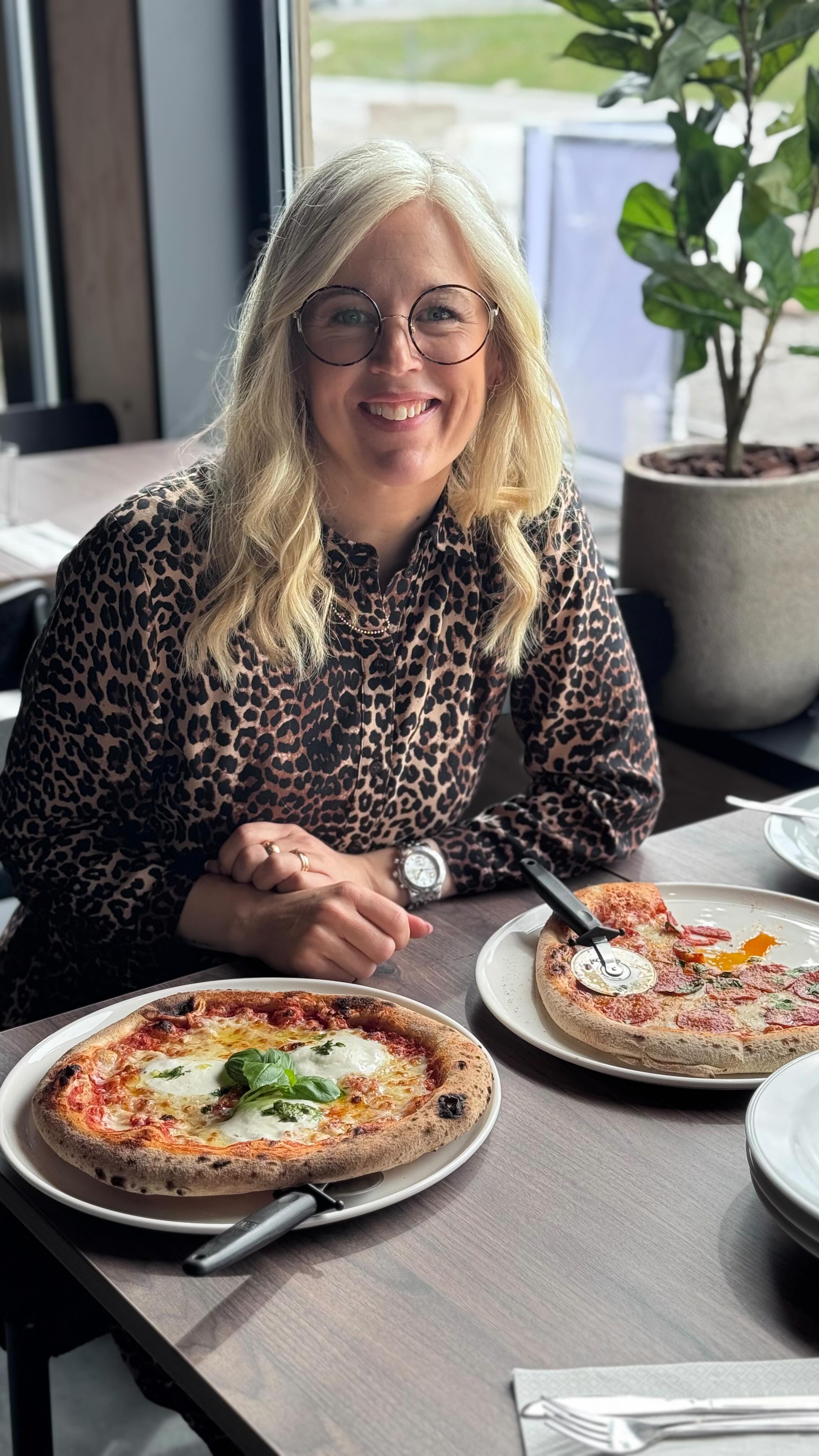 Reklam för @eatatchargetomove_harnosand

Nöjd och mätt i magen efter att ha testat maten hos EAT at Charge to Move. Ett italienskt restaurangkoncept med laddstation och butik som har öppet dygnet runt 🔌

Nu öppnar de i Härnösand och under Kristi himmelsfärdshelgen firar de med en Grand opening och massor av härliga öppningserbjudanden 🎉

Kärnan i satsningen är restaurangen, där fokus ligger på rätter med bra råvaror lagade från grunden. Välj mellan pizza, pasta, sallad eller mackor 🍝

Ät något gott medan du laddar bilen eller köp med dig en italiensk pizza hem till fredagsmyset 🇮🇹

📍Saltviksvägen 14, Härnösand
🍕 @eatatchargetomove_harnosand

#chargetomove #eatatchargetomoveharnosand #c2m
