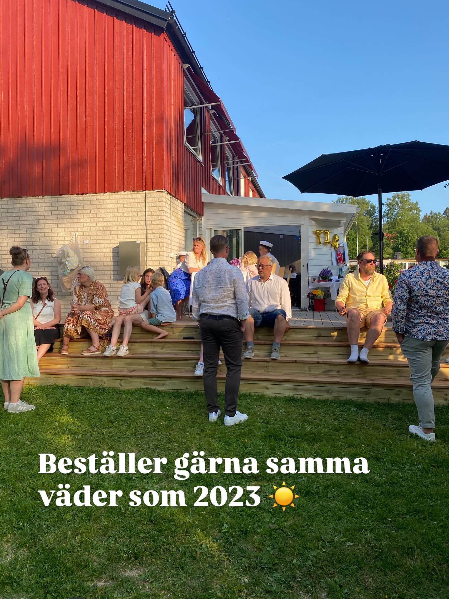 TIPS TILL STUDENTEN 🎓

Åren går snabbt och nu har vi en student igen 💙💛

Delar några tips från vårt förra firande 🎉 

Pynt
Välj en färg och gå på det temat. Vi valde blått och gult på ballonger och dukning. Köp ett ballongband med små hål i för ballongdekorationer. Ett enkelt sätt att skapa fina bågar eller girlanger. Finns att köpa lite varstans, såg t.ex. att Dollarstore har.

Servetter
Köp vita lite tjockare servetter, vira in besticken och knyt ihop med blågula band. Känns lyxigt och blir fint.

Porslin
Om du inte har tillräckligt många tallrikar och vill ha en annan känsla än papperstallrikar, låna ihop porslin och glas eller hyr. Det blir visserligen mer disk, men vi stoppade ner allt i en stor back och tog hand om disken dagen efter.

Mat
Förbered så mycket som möjligt i förväg. Vi valde kall buffé och lagade lite eftersom. En del saker går till och med att göra långt innan och frysa in. All mat hittar ni i mina höjdpunkter, under Buffé.

Har du någon student i år? Upp med en hand 🙋🏼‍♀️

#student #studentmottgning #sommarfest #buffé