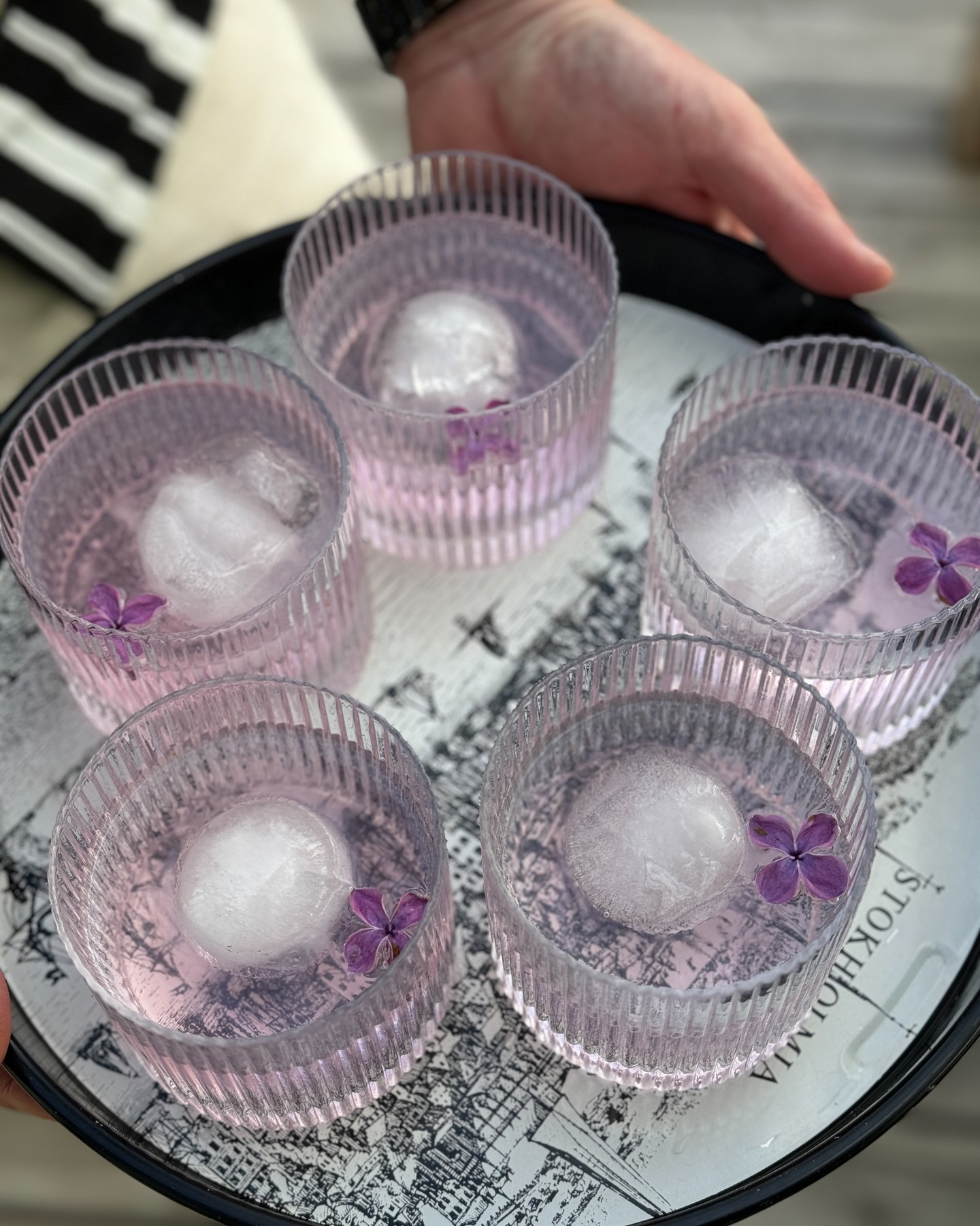 SYRÉNTIDER 💜

Nu börjar syrénerna blomma. I Härnösand får vi vänta lite till. 

Har du syréner på gården måste du testa den här läckra drinken 🙌🏼. Jag kommer garanterat att göra den igen!

Spara receptet så har du det till sen 🥰

GIN & TONIC MED SMAK AV SYRÉN
1 drink
4 cl Hernö Gin
1,5 dl Tonic Water (gärna blå Fever-Tree)
1 msk syrénsirap (recept finns på welife.biz, sök på gin & tonic med smak av syrén)

Dekoration
Syrénblommor
Ev. citronskivor

GÖR SÅ HÄR: 

💜 Fyll glasen med med is.

💜 Fördela gin och tonic i glasen. Häll i sirapen sist eftersom den annars sjunker till botten. Rör om, smaka av och tillsätt eventuellt mer sirap.

💜 Garnera med syrénblommor och eventuellt citronskivor.

Receptet på syrénsirap finns även länkat i min profil ➡️ welife.biz