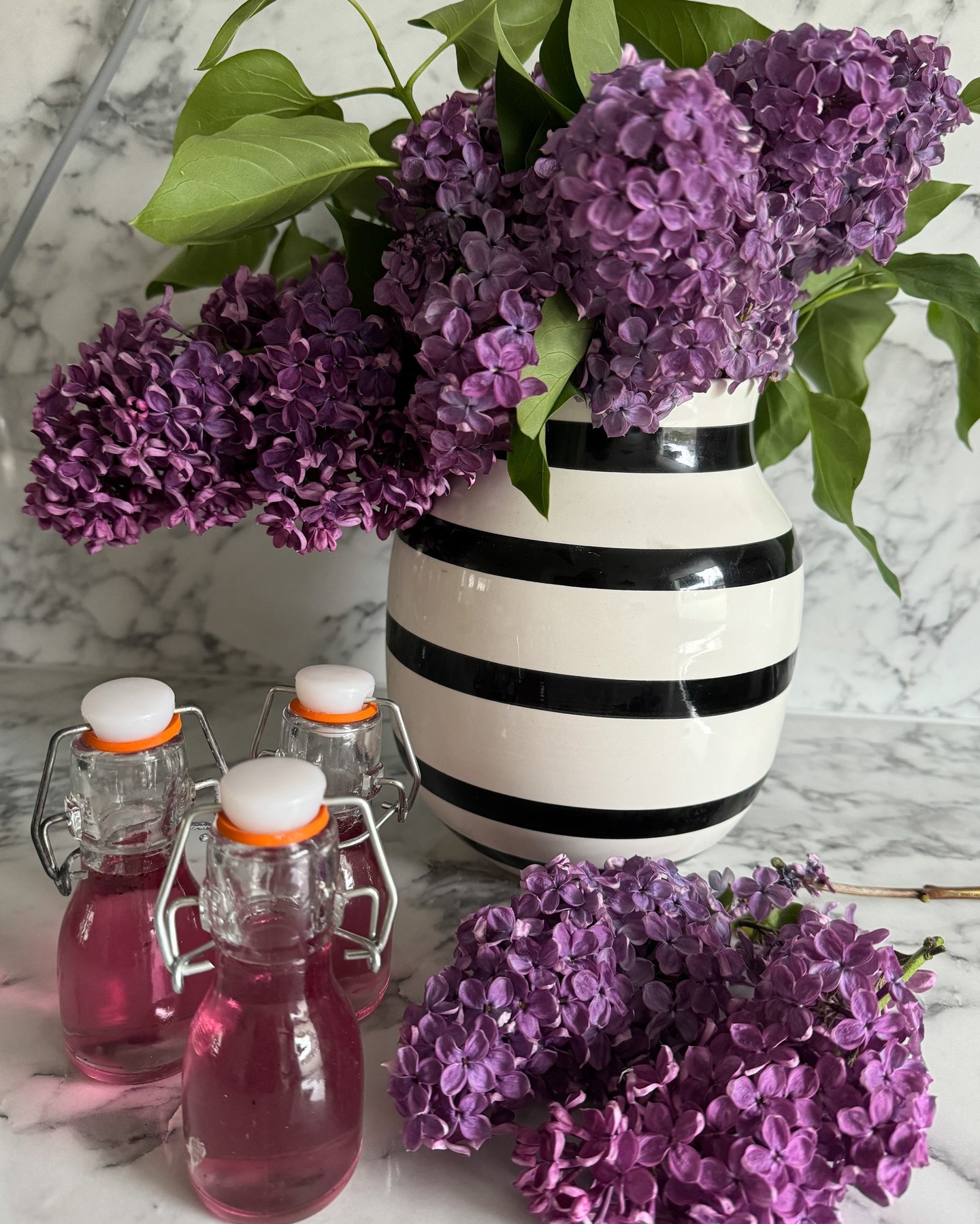 SYRÉNTIDER 💜

Nu börjar syrénerna blomma. I Härnösand får vi vänta lite till. 

Har du syréner på gården måste du testa den här läckra drinken 🙌🏼. Jag kommer garanterat att göra den igen!

Spara receptet så har du det till sen 🥰

GIN & TONIC MED SMAK AV SYRÉN
1 drink
4 cl Hernö Gin
1,5 dl Tonic Water (gärna blå Fever-Tree)
1 msk syrénsirap (recept finns på welife.biz, sök på gin & tonic med smak av syrén)

Dekoration
Syrénblommor
Ev. citronskivor

GÖR SÅ HÄR: 

💜 Fyll glasen med med is.

💜 Fördela gin och tonic i glasen. Häll i sirapen sist eftersom den annars sjunker till botten. Rör om, smaka av och tillsätt eventuellt mer sirap.

💜 Garnera med syrénblommor och eventuellt citronskivor.

Receptet på syrénsirap finns även länkat i min profil ➡️ welife.biz