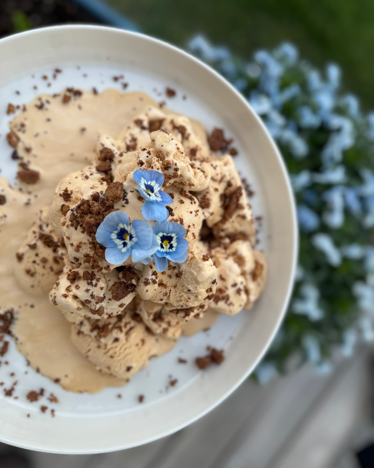 Somrig efterrätt på bara tre ingredienser 🦋⁠
⁠
Hur enkel som helst och sådär farligt god så man gärna vill sluka allt på en gång 😅⁠
⁠
SALT KOLAGLASS⁠
⁠
4-6 PORTIONER
5 dl vispgrädde
1 burk dulce de leche (ofta 397 g)⁠
2 tsk flingsalt⁠
⁠
GARNERING
Brynta kaksmulor (ta någon kaka du har hemma alt. Bragokex).⁠
⁠
GÖR SÅ HÄR:⁠

📌 Häll ner grädden i en stor skål. Tillsätt dulce de lechen och saltet och vispa med elvisp till en tjock och fluffig smet, cirka 2 minuter.⁠
⁠
📌 Häll i en frysbar form och frys i 6 timmar, gärna över en natt.⁠
⁠
📌 Smula sönder kakorna/kexen och bryn under omrörning, ca 2 minuter. Låt svalna något och strö över glassen. SOM EN DRÖM!⁠