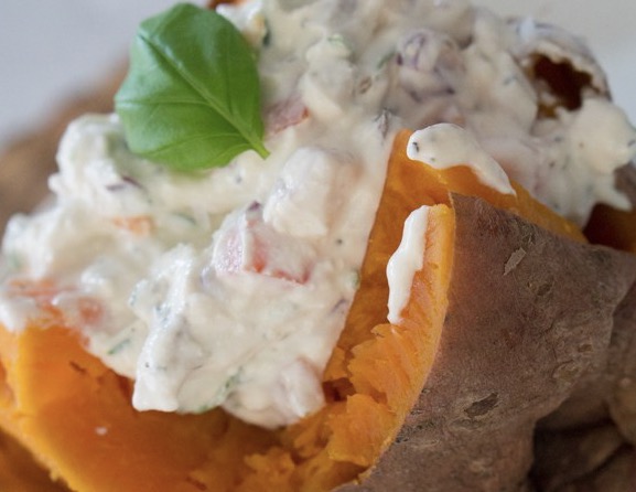Bakad sötpotatis à la grecque