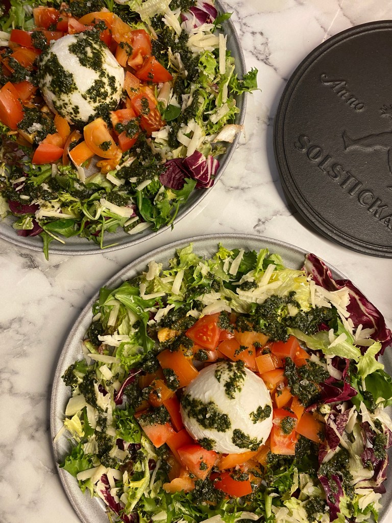 Burrata med tomatsallad och basilikadressing
