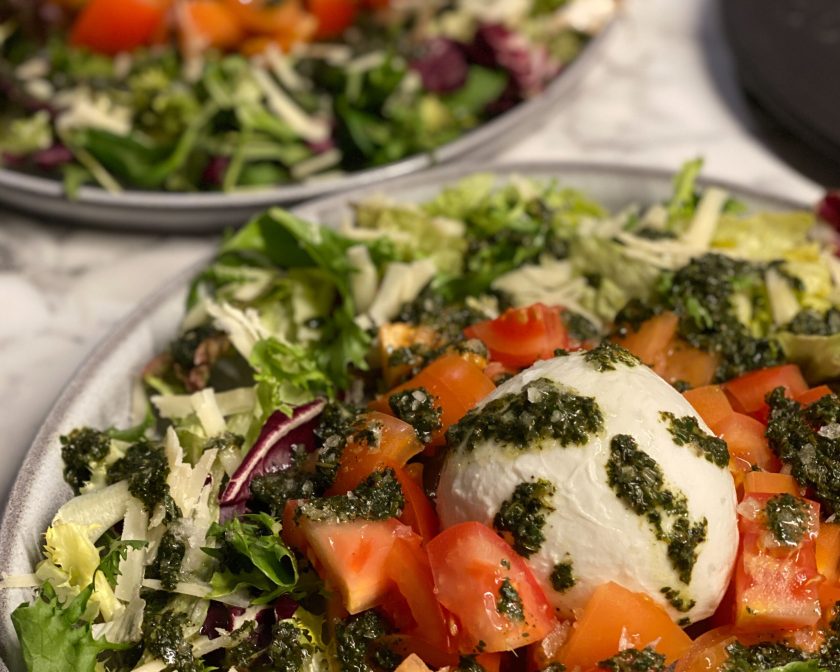 Burrata med tomatsallad och basilikadressing