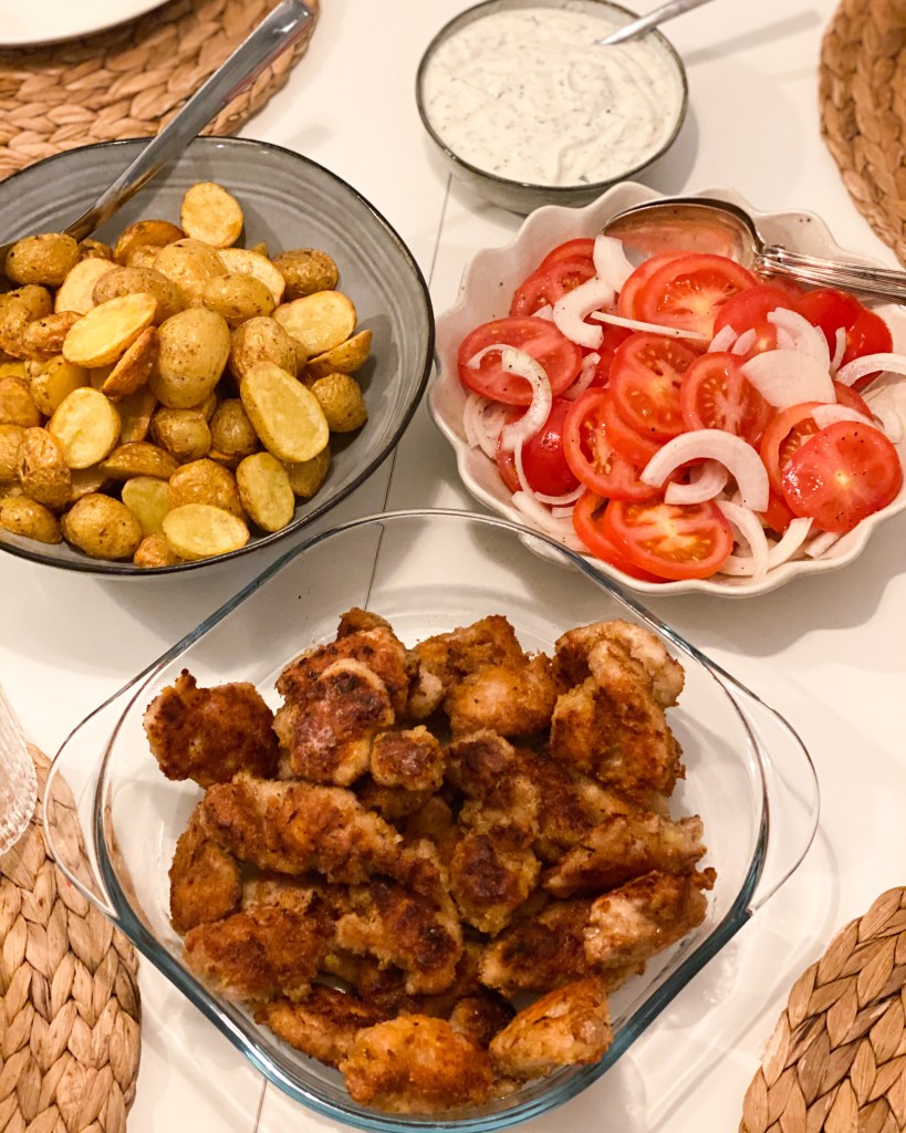 Frasiga chicken nuggets med basilikasås