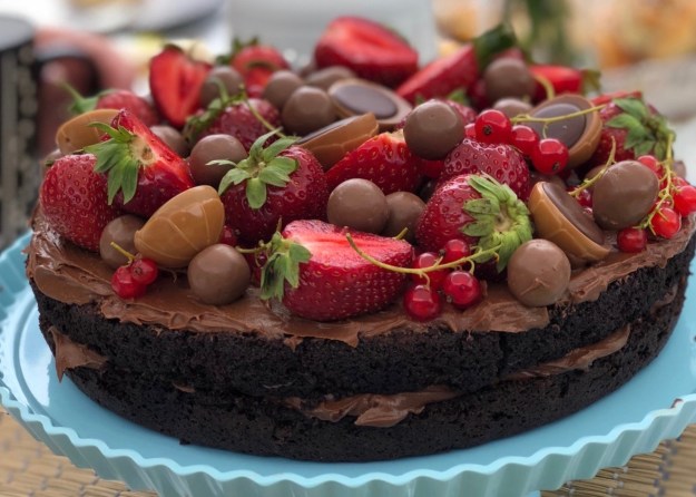 Ljuvlig chokladtårta med jordgubbar, Malteser och Toffifee