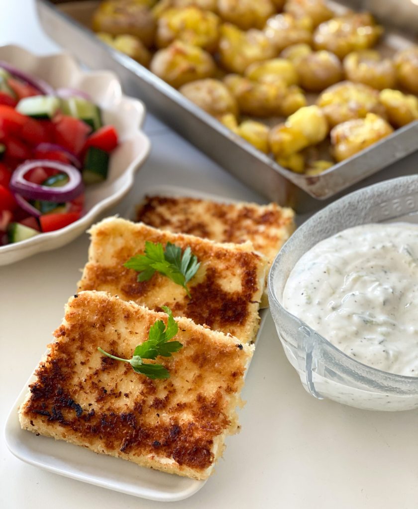 Frasig fetaost med krossad vitlökspotatis