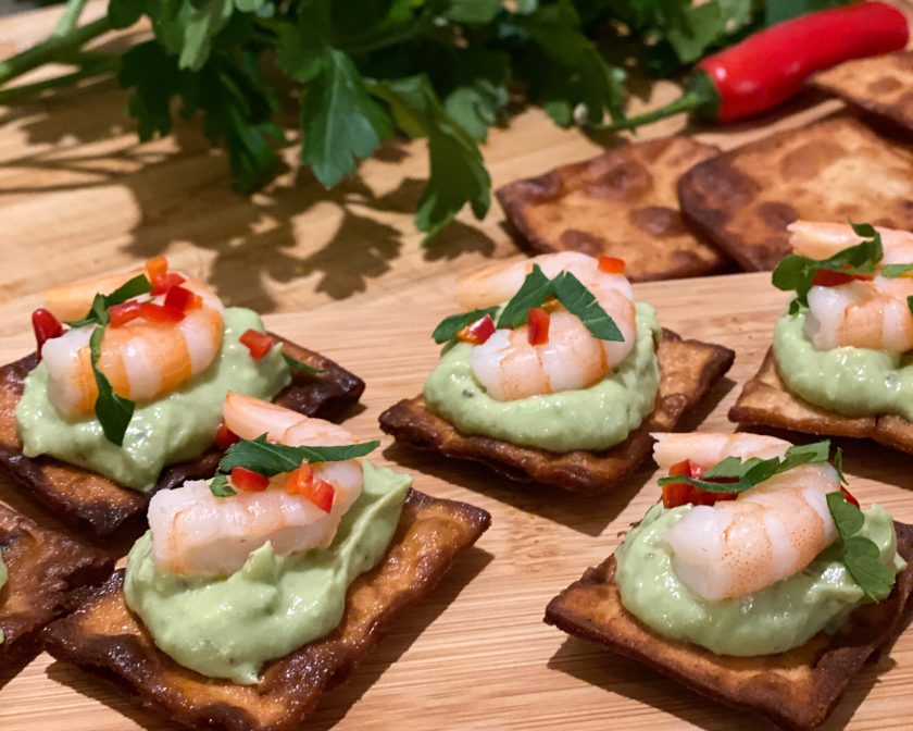 Friterat tunnbröd med guacemole och räkor