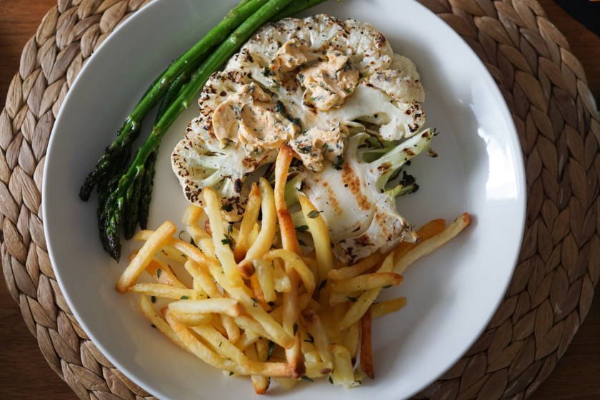 Grillad blpmkål med örtslungad pommes
