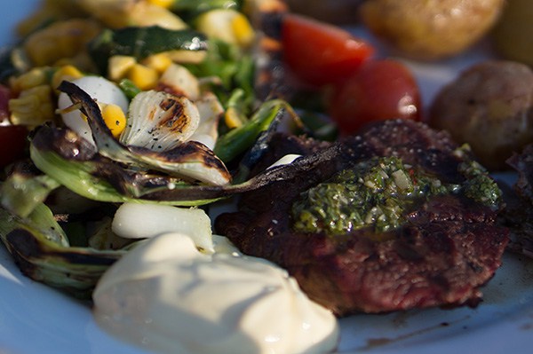 Grillat med grillad sallad och chimichurri