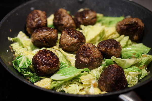 Köttbullar med sirapsstekt savoykål