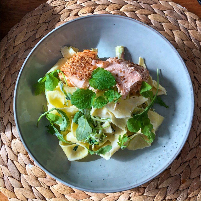 Krämig laxpasta med sparriskräm