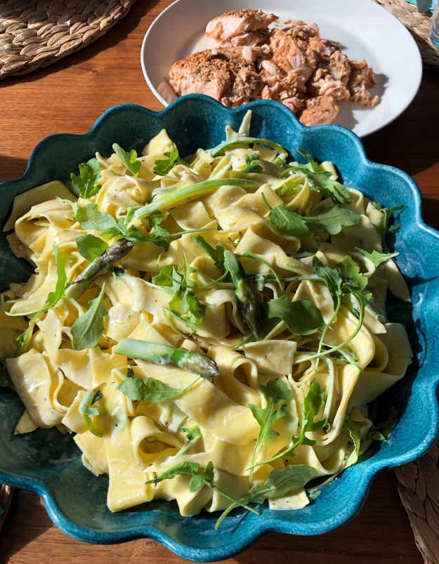 Krämig laxpasta med sparriskräm