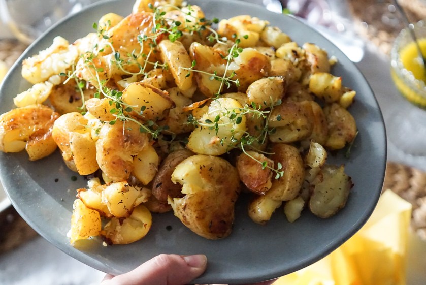 Krossad potatis med vitlökssmör