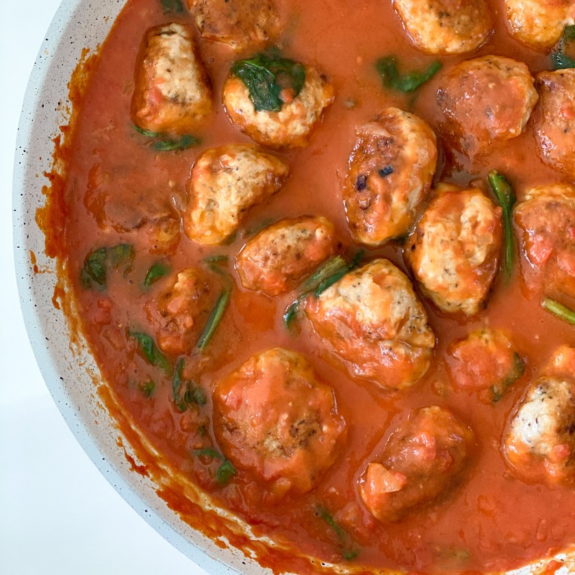Kycklingköttbullar i krämig tomatsåså