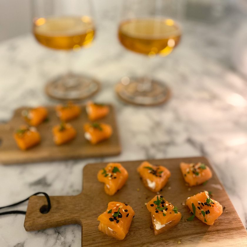 Laxsnitt med färskost, wasabi och sesam