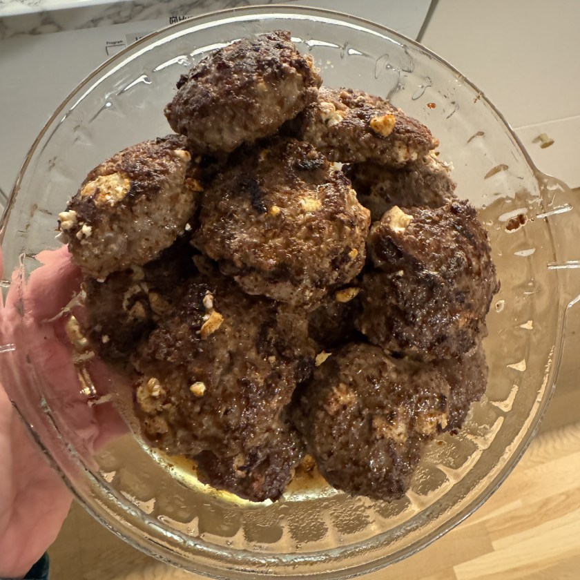 Nötfärsbiffar med fetaost och bönmos