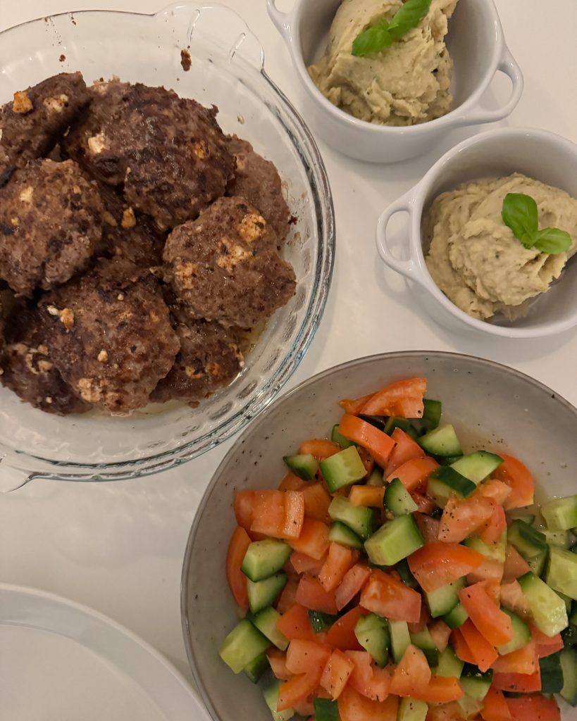 Nötfärsbiffar med fetaost och bönmos