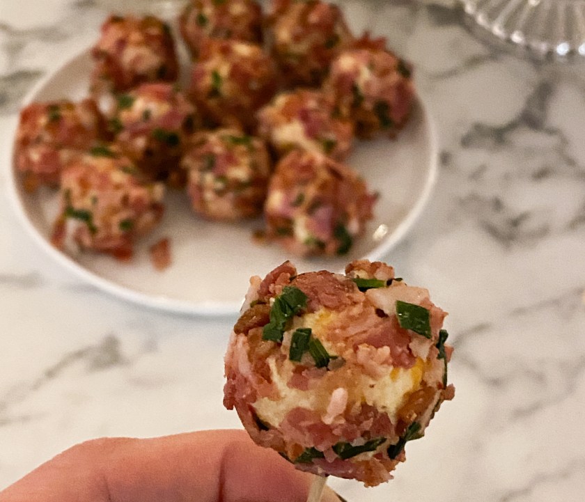 Ostbollsbollar med bacon- och gräslöksströssel