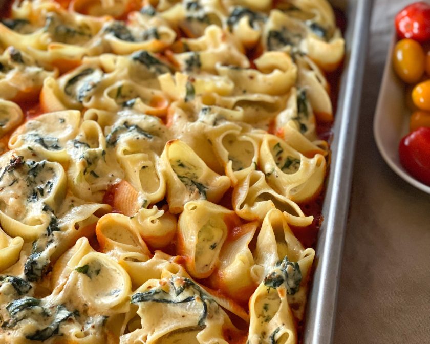 Ostfyllda pastasnäckor i tomatsås