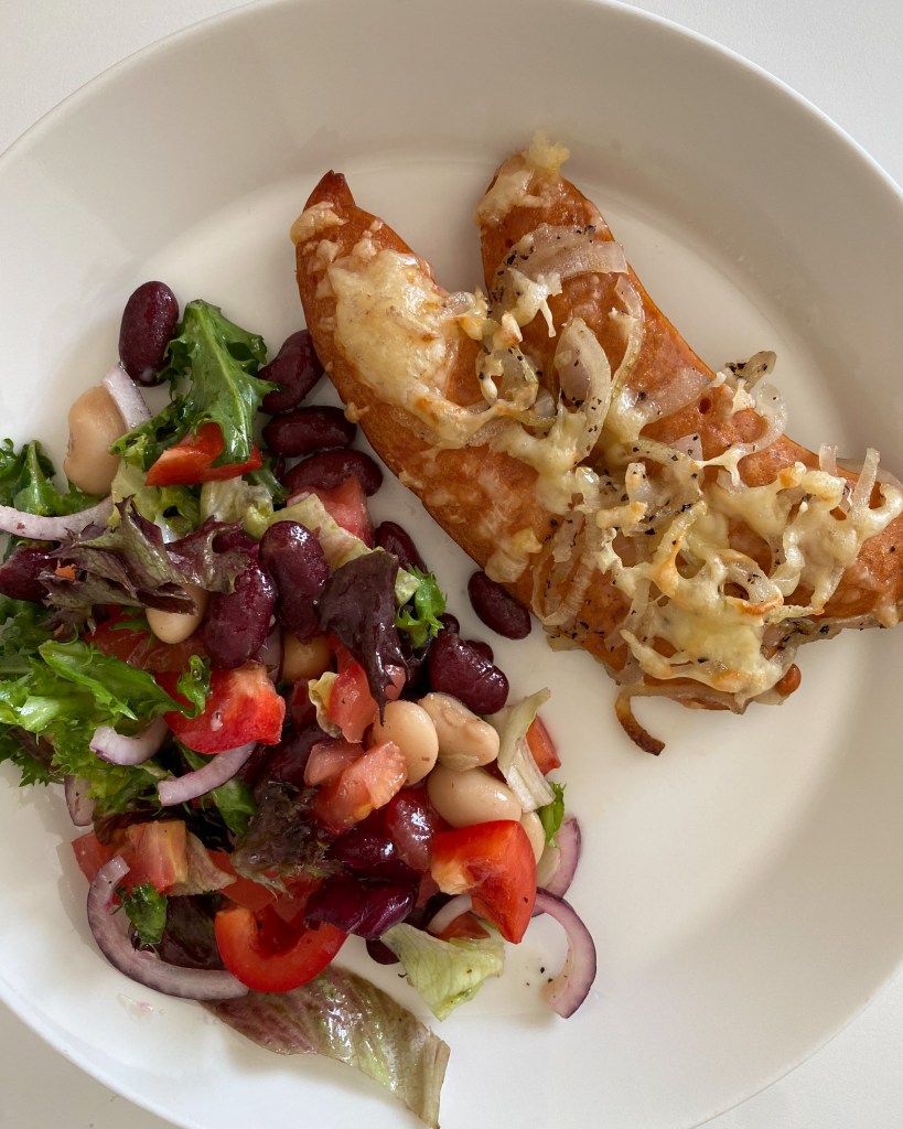 Ostgratinerad choritzo med bönsallad