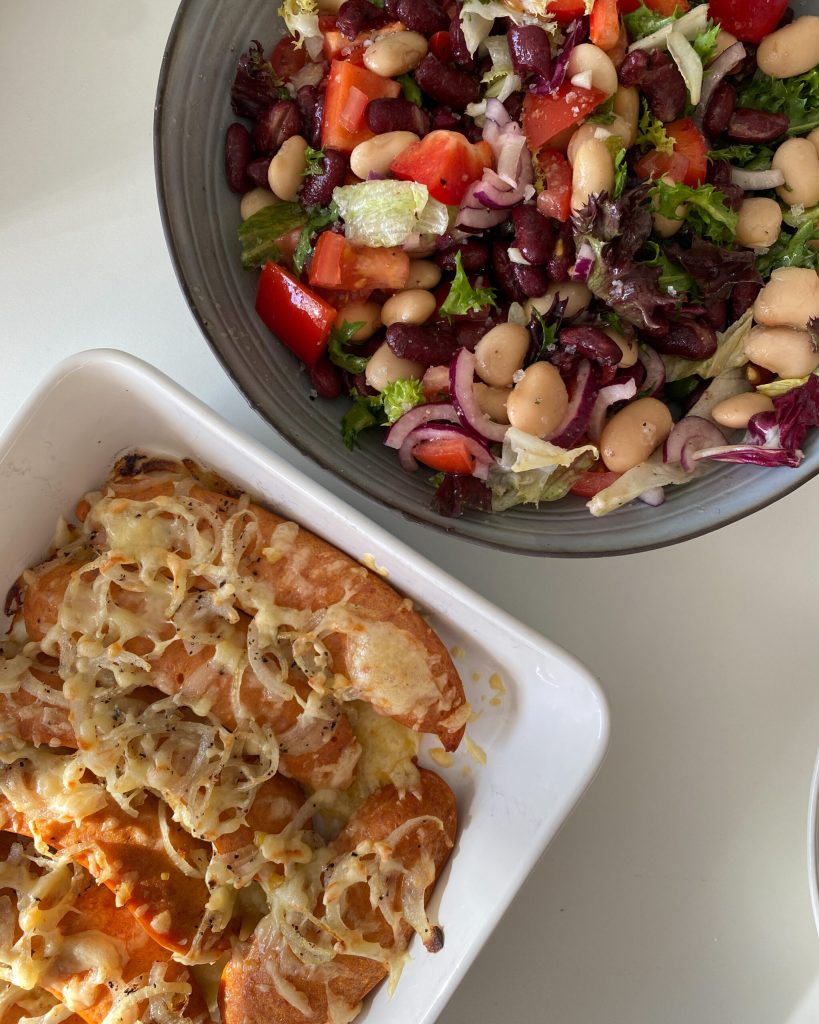 Ostgratinerad choritzo med bönsallad