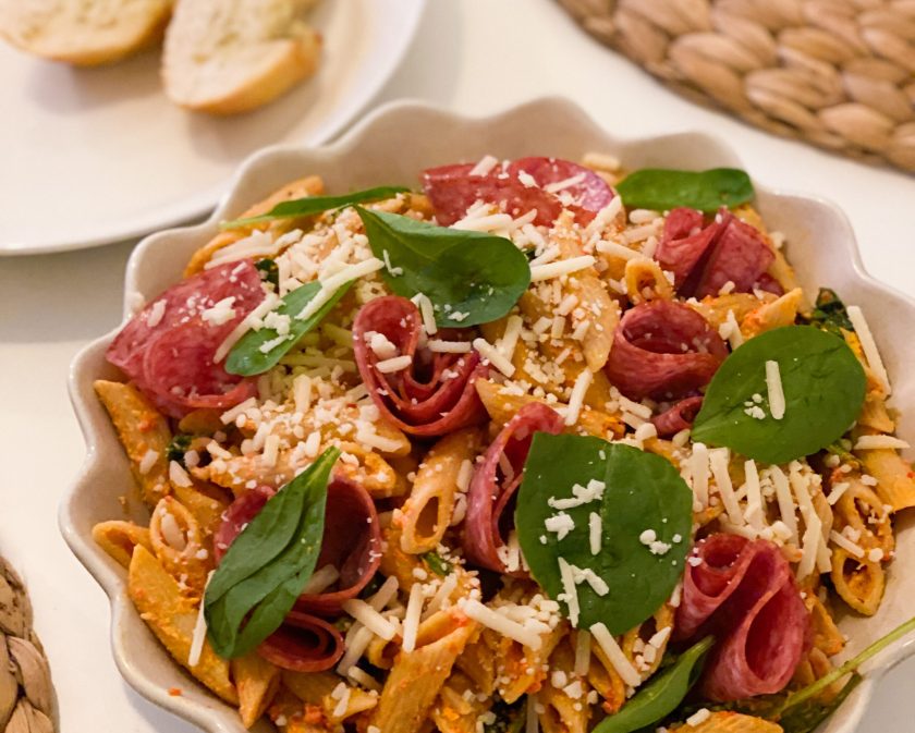 Pasta med paprikacréme och salami