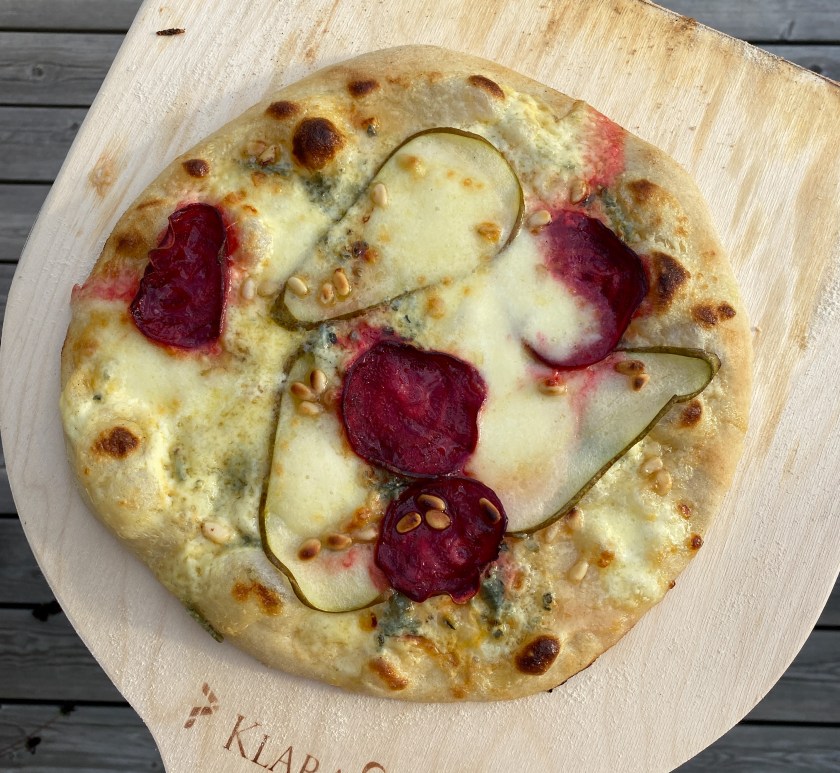 Pizza bianco med päron, rödbetor och ädelost