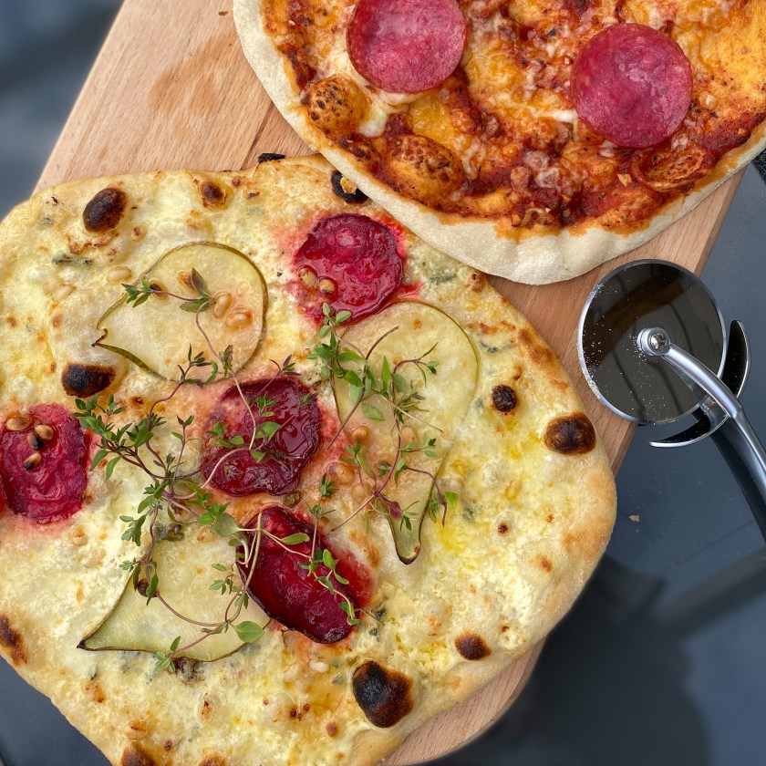 Pizza bianco med päron, rödbetor och ädelost