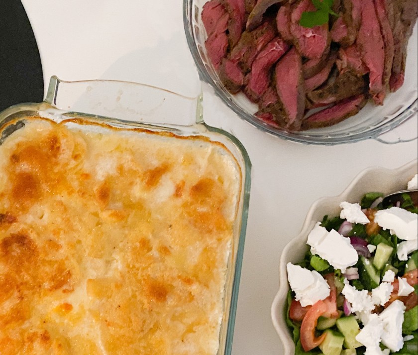Renrostbiff med krämig potatisgratäng och rödvinssås