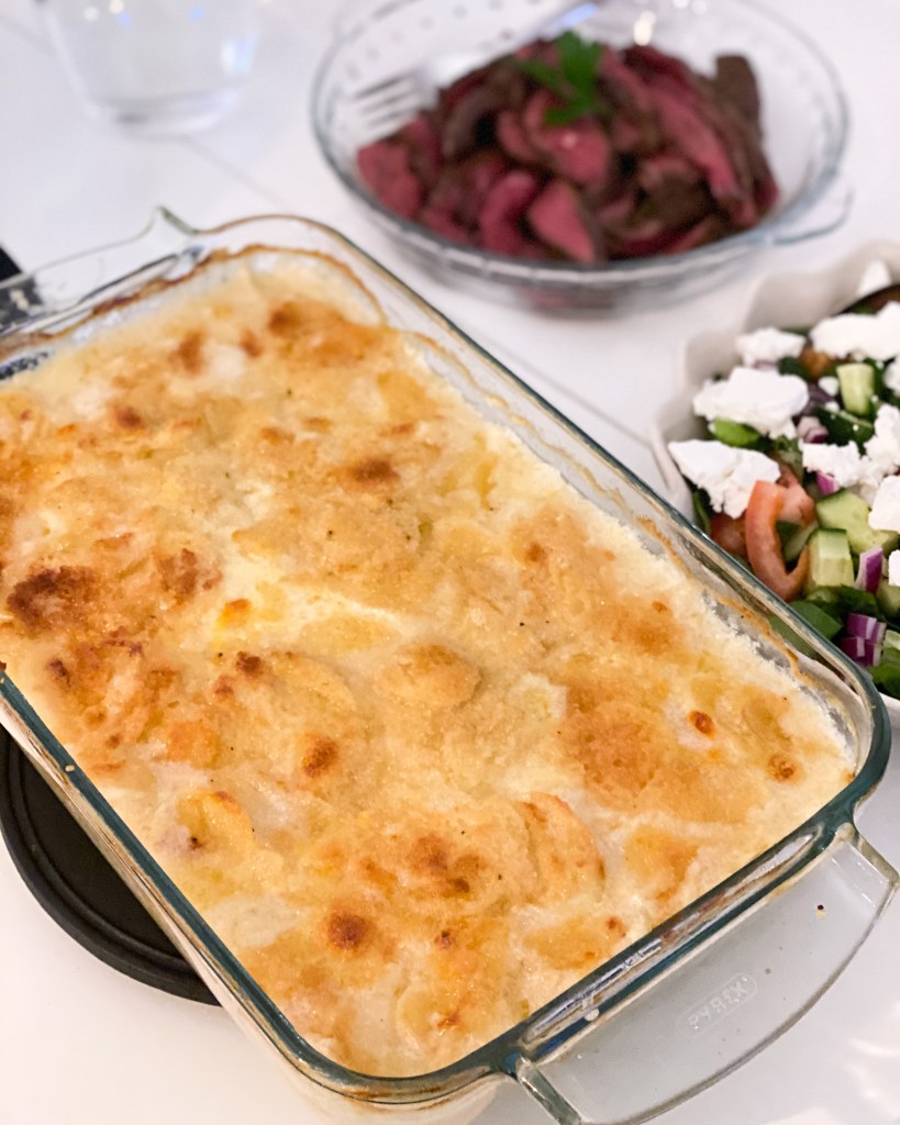 Renrostbiff med krämig potatisgratäng och rödvinssås