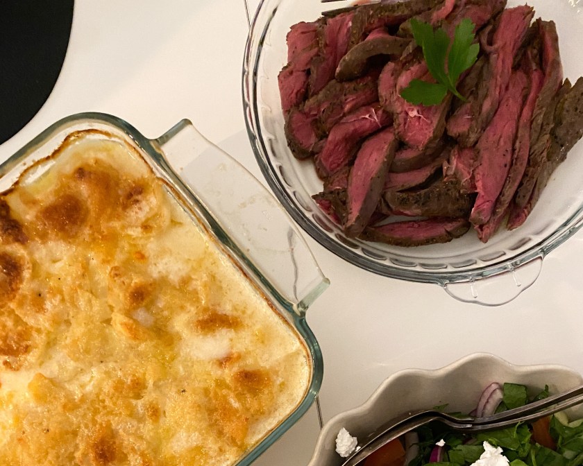 Renrostbiff med krämig potatisgratäng och rödvinssås