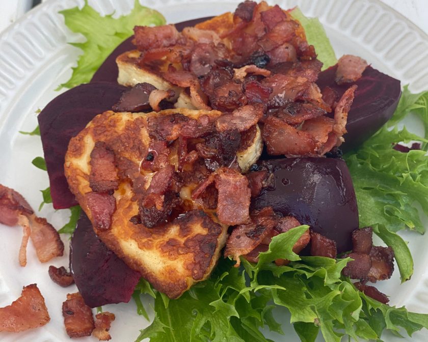 Rödbetor med bacon, halloumi och tryffelhonung