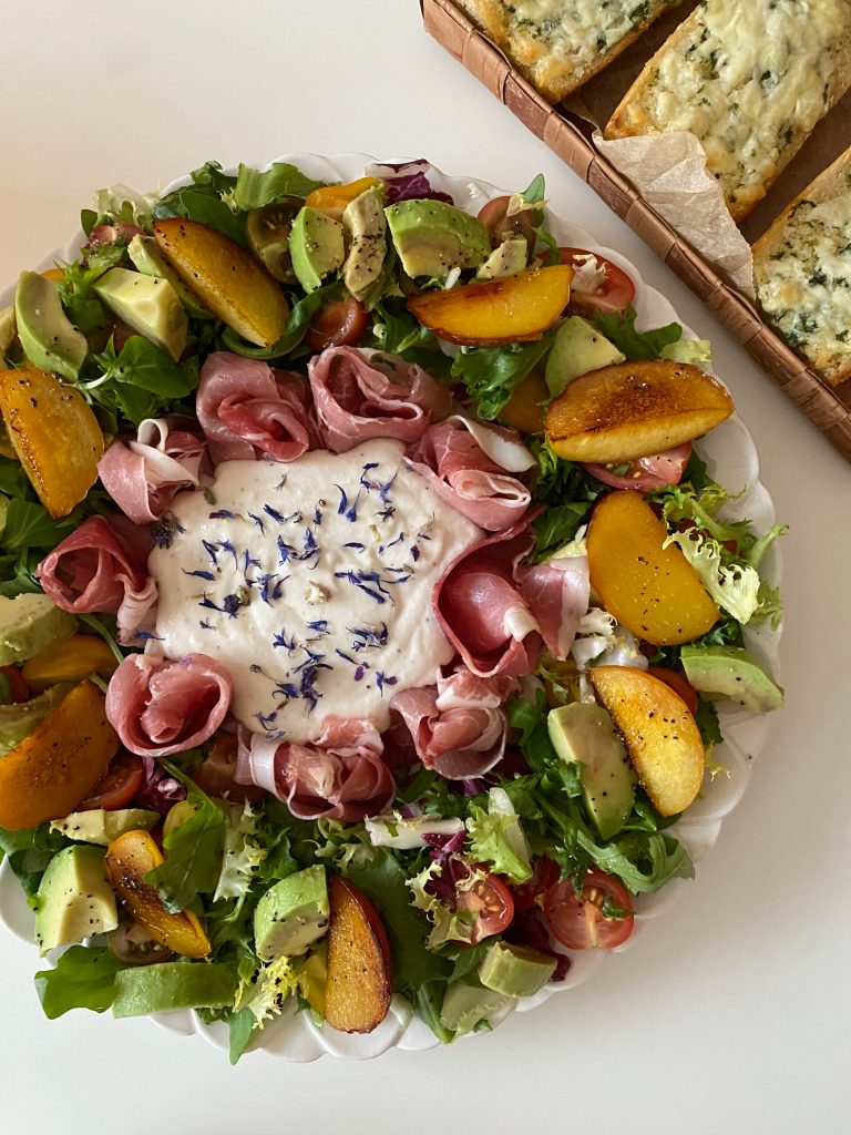 Sallad med serranoskinka och vispad mozzarella