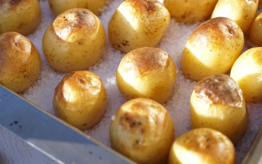Saltbakad färskpotatis - fint att ställa fram direkt i formen!
