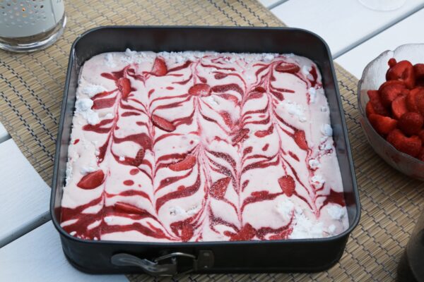 Ljuvlig semifreddo med jordgubbar och maränger