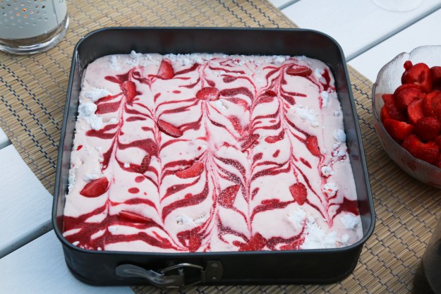 Ljuvlig semifreddo med jordgubbar och maränger