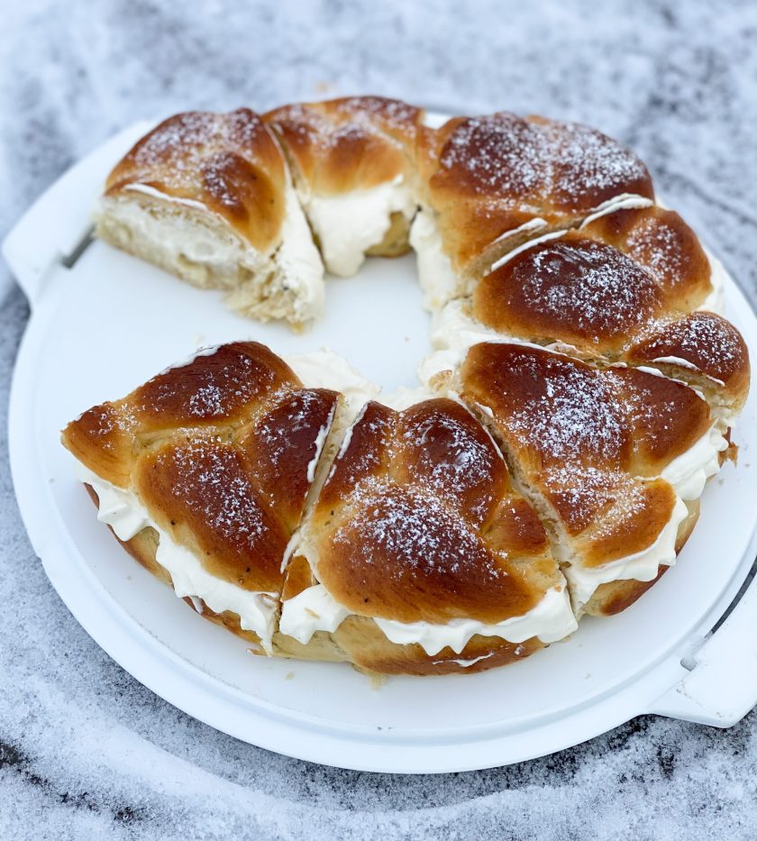 Flätad semmelkrans