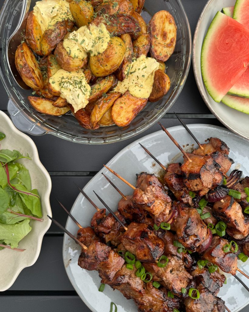 Soja- och hunungsmarinerade grillspett