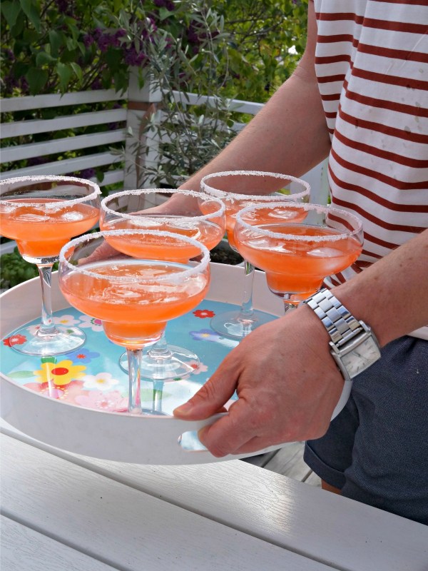 Godaste midsommardrinken - Rabarber- och jordgubbscooler