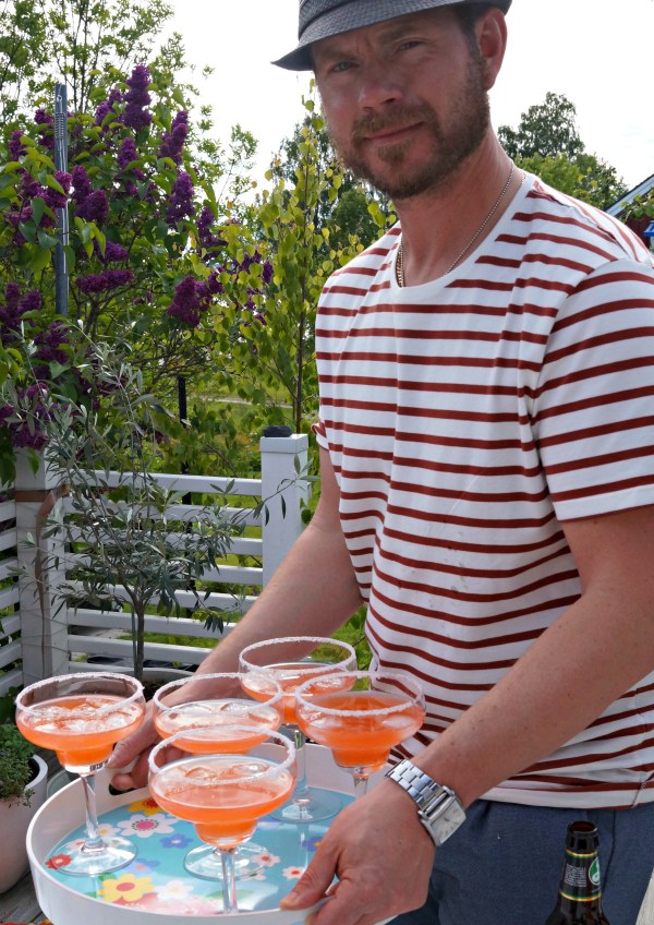 Stefan serverar godaste midsommardrinken - Rabarber- och jorgubbscooler