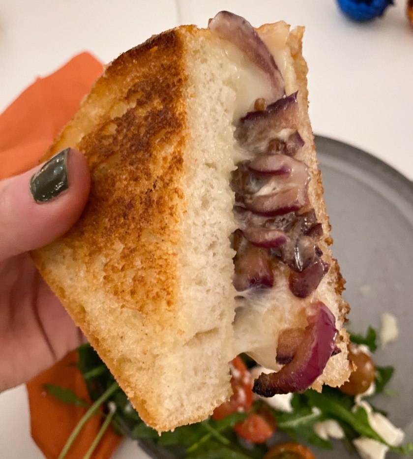 Toast med karamelliserad lök och taleggio